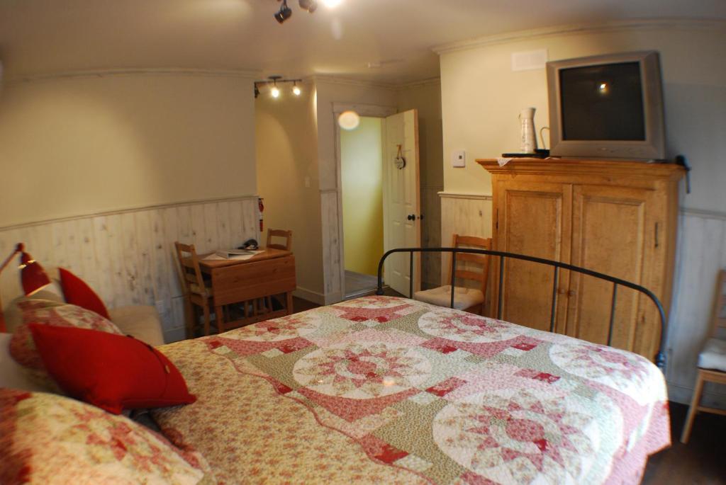 Deluxe Queen Room with Sofa Bed